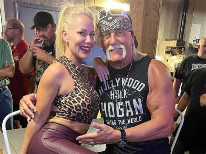 10 Ridiculous Examples Of Hulk Hogan's Friends Getting Pushed