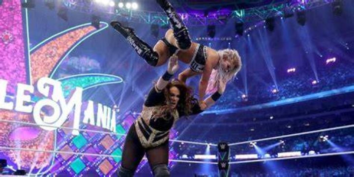 Alexa Bliss v Nia Jax Money in the Bank 2018 Cropped